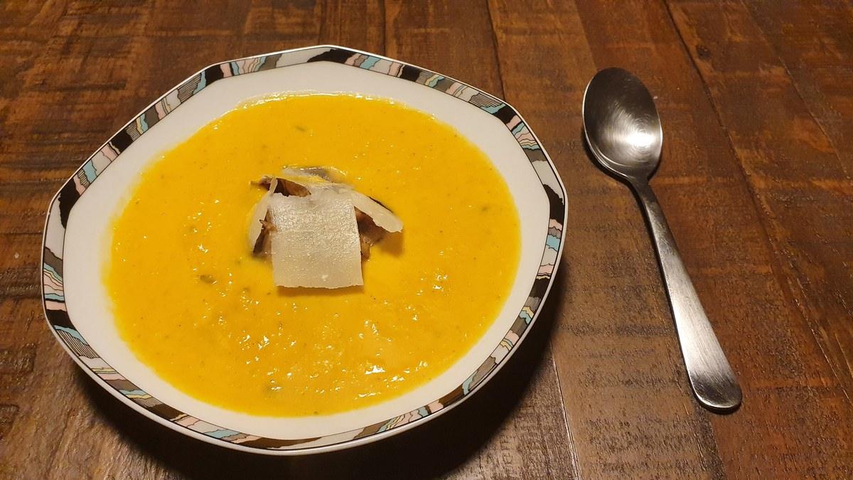 Recipe: creamy pumpkin soup with crunchy croutons and toasted seeds