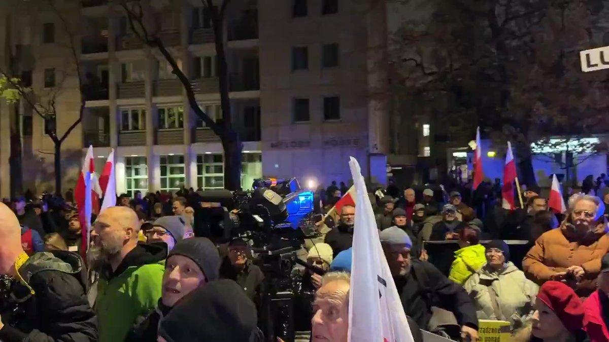 Poland's top court in turmoil: judge suspends tribunal chief, police deploy and Nawrocki turns his plane back