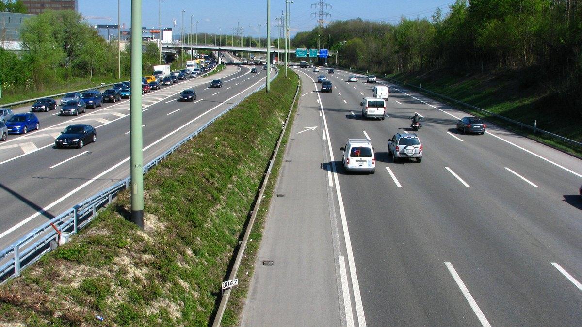 Switzerland considers cutting motorway speed limit to 80 km/h to save fuel
