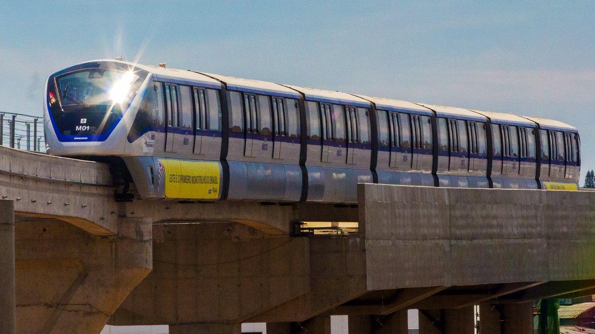 São Paulo: driverless monorail train hits a crane that toppled onto the track